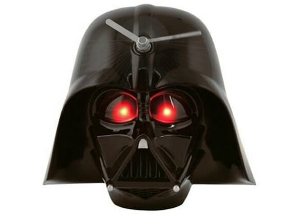 Relógio de parede em forma do capacete do Darth Vader.