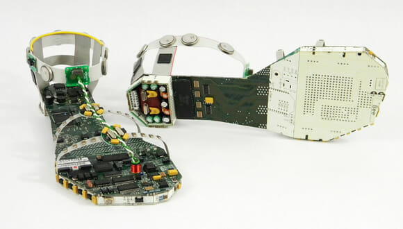 Um calçado feito a partir de placas-mãe e componentes eletrônicos reciclados.