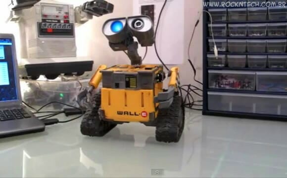 Um Wall-E que fala, enxerga, se movimenta e atende a comandos de voz! (com vídeo)