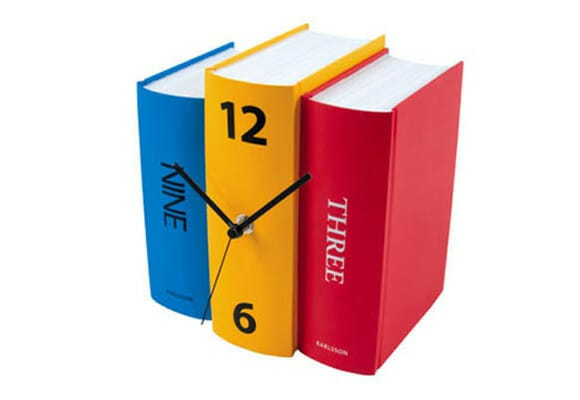 Book Clock - Um relógio criativo que imita livros na prateleira.