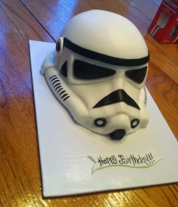 Bolo de aniversário em forma do capacete dos Stormtroopers.