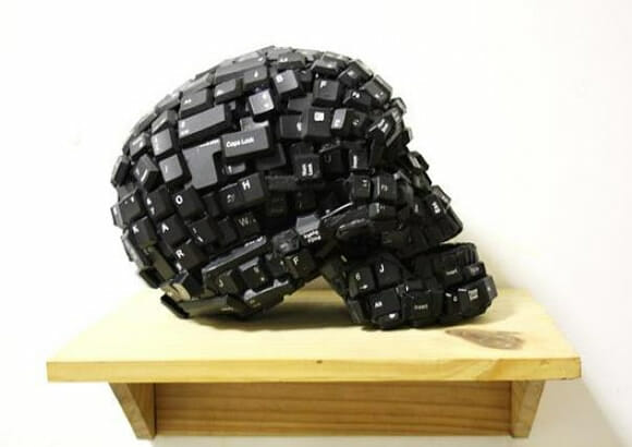 Crânios feitos de teclas de computador