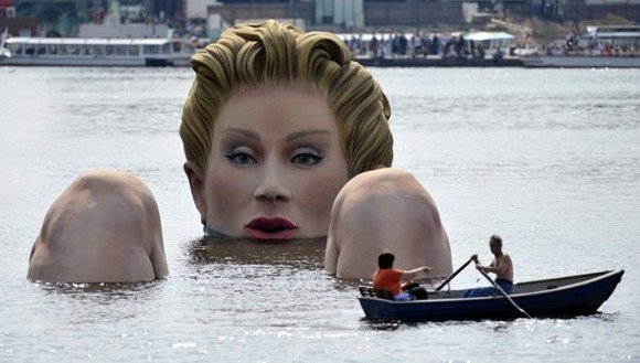 Mulher Gigante assusta moradores em um rio de Hamburgo na Alemanha.