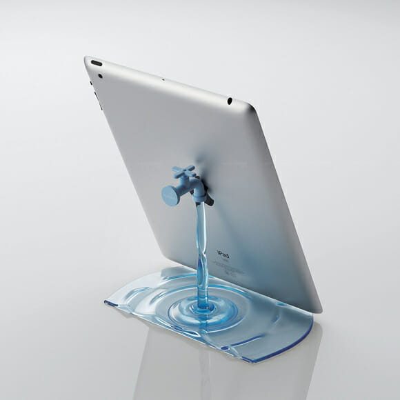 Elecom lança um curioso suporte para iPhones e iPads em forma de torneira.