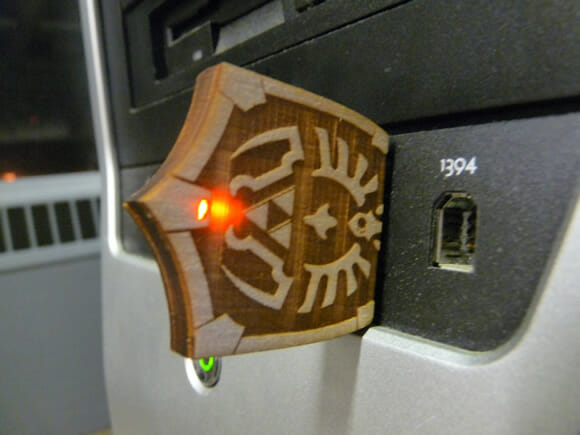 Pen drive em forma do escudo do personagem Link para fãs de Zelda.
