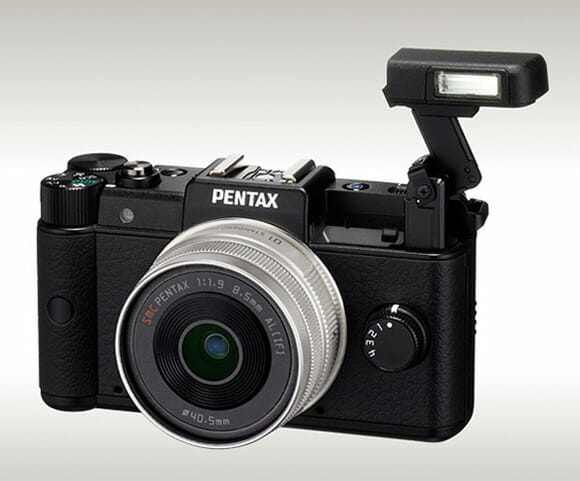 Pentax lança Q black - A menor câmera digital com lentes intercambiáveis do mundo.