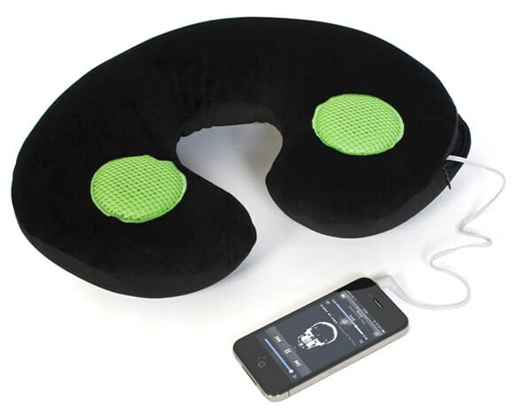 Almofada especial oferece conforto e Speakers para escutar suas músicas durante suas viagens.