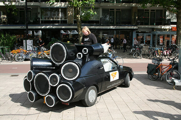 DJ transforma seu carro velho em uma máquina sonora sobre rodas!