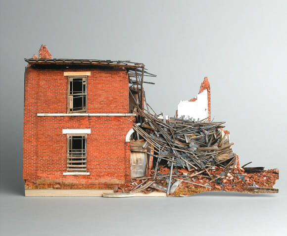 Artista cria e fotografa miniaturas de casas destruídas.