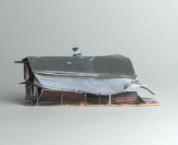 Artista cria e fotografa miniaturas de casas destruídas.
