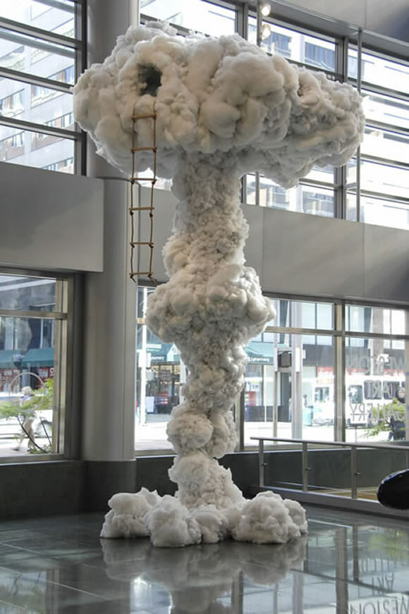 Artista cria escultura de 6 metros de altura em forma de Cogumelo Atômico.