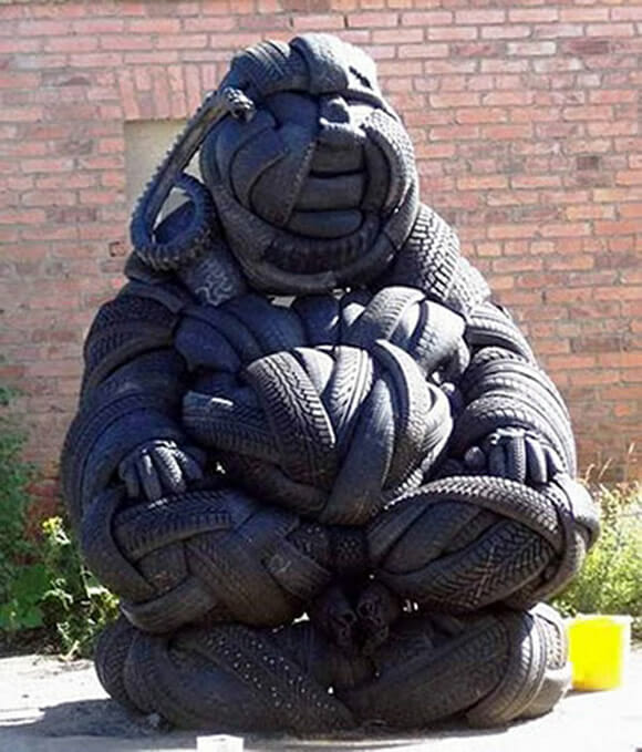 Artista cria incríveis esculturas feitas com pneus reciclados.
