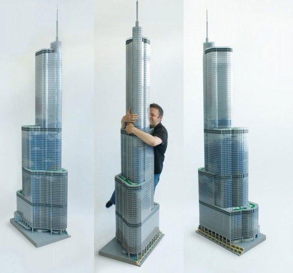 Homem constrói réplica de arranha-céu usando 65 mil peças de LEGO.