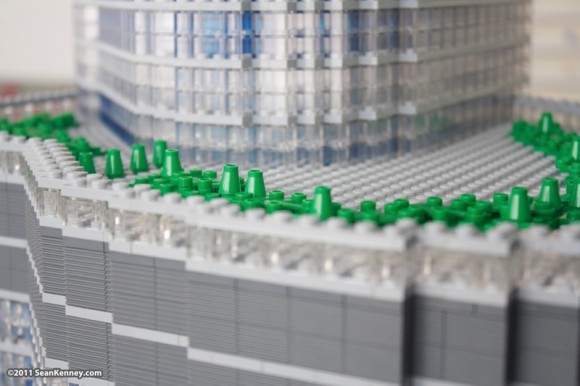 Homem constrói réplica de arranha-céu usando 65 mil peças de LEGO.