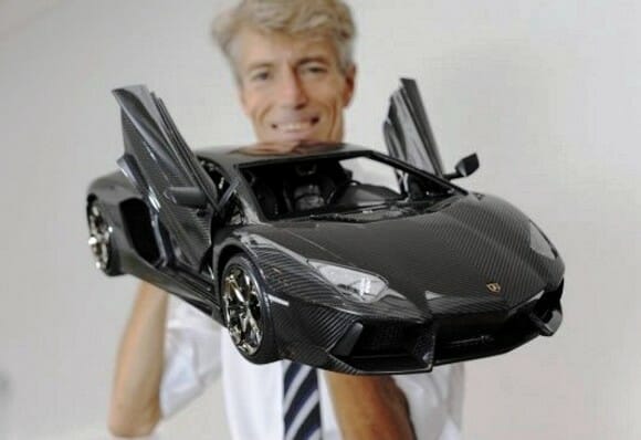 Homem constrói réplica de Lamborghini de US$ 4,7 milhões. A original custa US$ 380 mil.