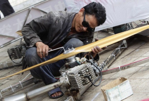 Fazendeiro chinês cria máquina voadora maluca utilizando apenas produtos caseiros