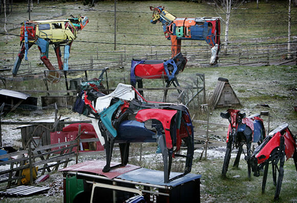 Designer cria esculturas de vacas gigantes feitas com sucatas de carros.