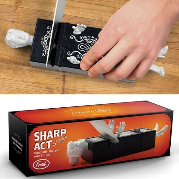 Sharp Act - Afie suas facas serrando assistentes de mágicos no meio.