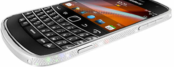 BlackBerry 9900 cravejado com cristais Swarovski pra quem gosta de brilhar!