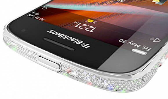 BlackBerry 9900 cravejado com cristais Swarovski pra quem gosta de brilhar!