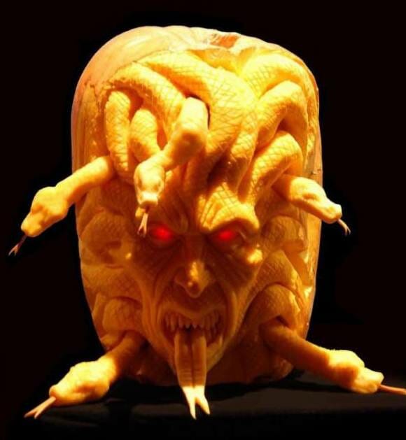 Halloween à vista: As incríveis esculturas feitas em abóboras!