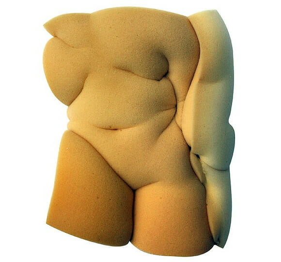 Esculturas incríveis de silhuetas humanas feitas de esponja.