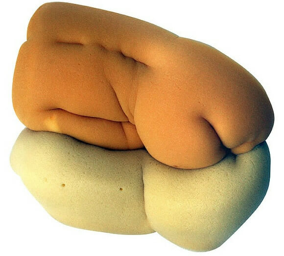 Esculturas incríveis de silhuetas humanas feitas de esponja.