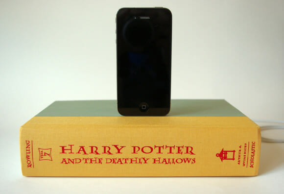 Recarregue a bateria do seu iPod ou iPhone com um livro do Harry Potter!