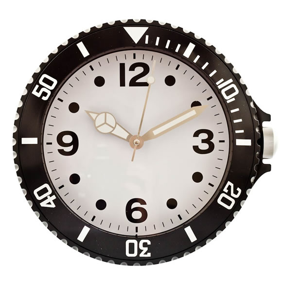 Um relógio de parede estiloso que imita relógios de pulso esportivos.