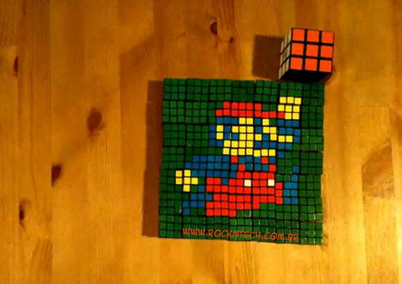 Rapaz cria retrato do Super Mario usando 50 Cubos Mágicos. (com vídeo)