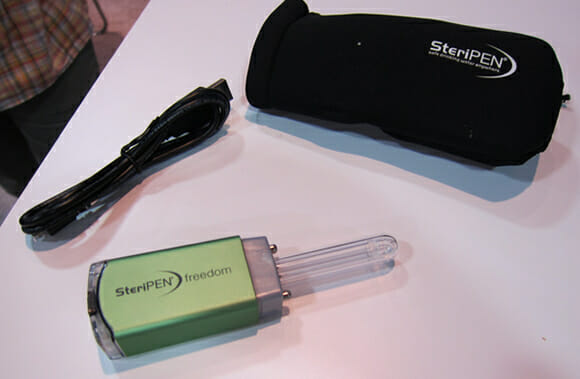 Um purificador de água que pode ser levado no bolso e recarregado via porta USB.