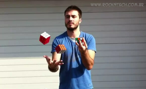 VIDEOFUN - Fazendo malabarismo e resolvendo um cubo mágico simultaneamente.