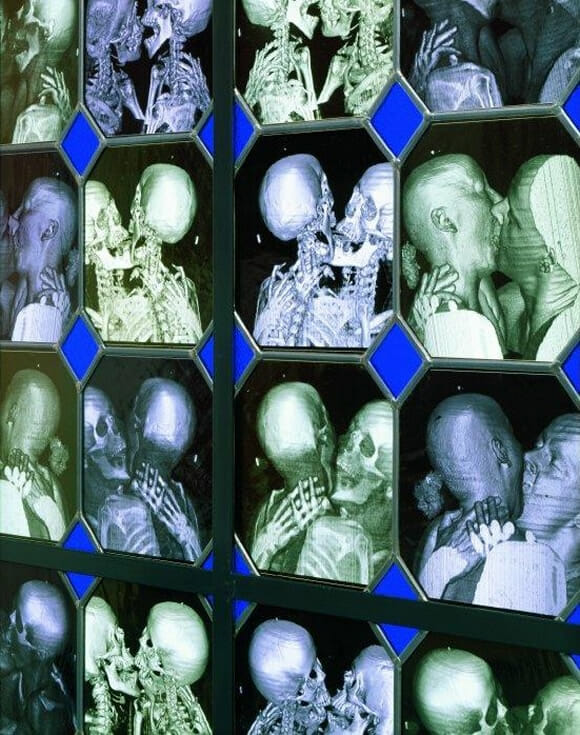 Vitrais bizarros decorados com imagens de esqueletos humanos. #MUAHAHA!