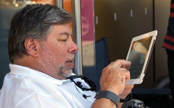 Co-fundador da Apple Steve Wozniak enfrenta fila para garantir seu iPhone 4S.