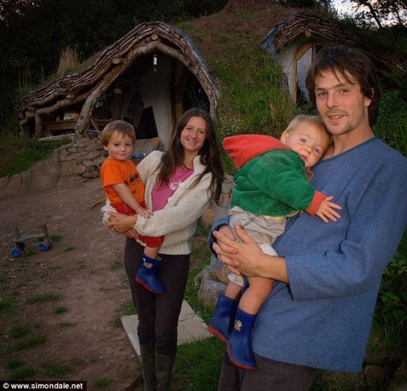 Homem constrói casa de Hobbit do filme "Senhor dos Anéis" para viver com sua Família