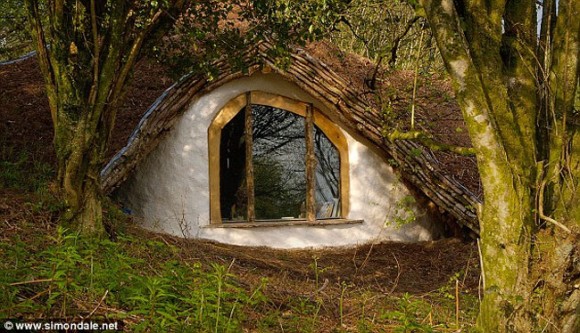 Homem constrói casa de Hobbit do filme "Senhor dos Anéis" para viver com sua Família