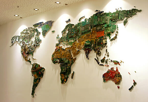 Mapa Mundi feito com componentes de computadores reciclados