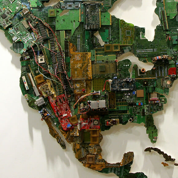 Mapa Mundi feito com componentes de computadores reciclados