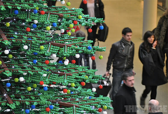 Estação de Londres recebe árvore de natal de 10 metros de altura feita com peças de LEGO