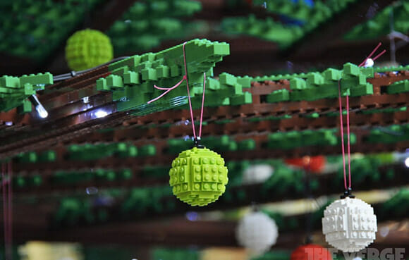 Estação de Londres recebe árvore de natal de 10 metros de altura feita com peças de LEGO