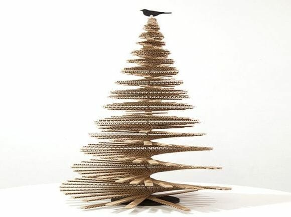 A grana está curta neste Natal? Faça uma árvore usando caixas de papelão!