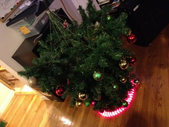 E o prêmio de Árvore de Natal mais Geek que existe vai para: Árvore do game Portal!