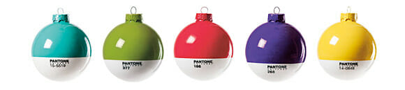 Decore sua árvore de Natal com bolas Pantone!