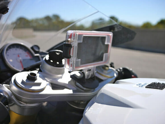 Com o case Optrix para iPhones você filma suas aventuras de moto em HD! (vídeo)