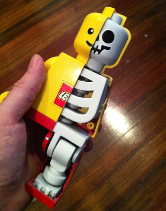 OMG! Dissecaram outro boneco de LEGO! Pobre coitado!
