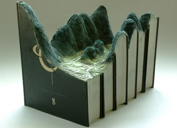 Isso é incrível do dia: Paisagens esculpidas em livros