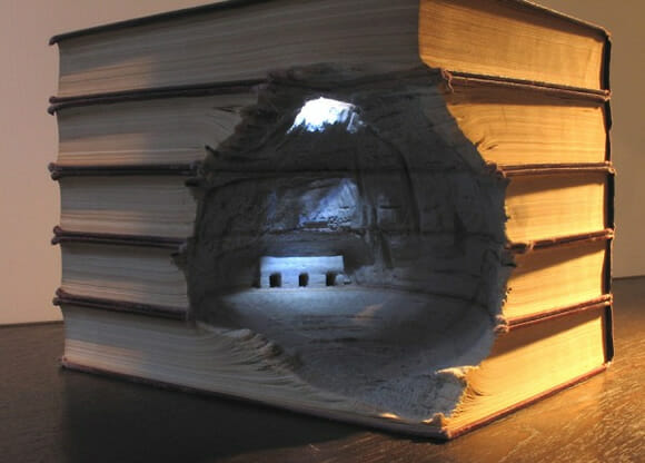 Isso é incrível do dia: Paisagens esculpidas em livros