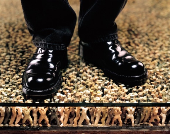 Artista cria chão recheado de miniaturas humanas