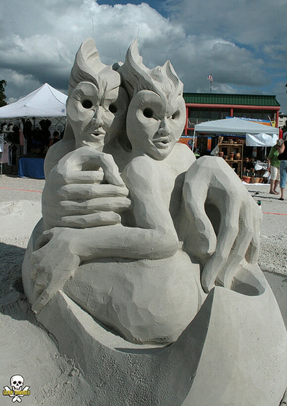 Castelo de areia que nada! Esculturas figurativas feitas de areia são muito mais legais!