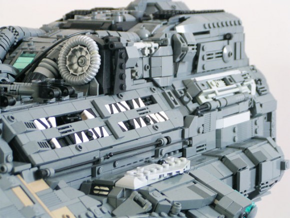 Fã constrói nave do game StarCraft usando mais de 15 mil peças de LEGO